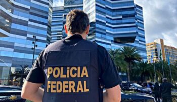 policial federal de frente a edificio